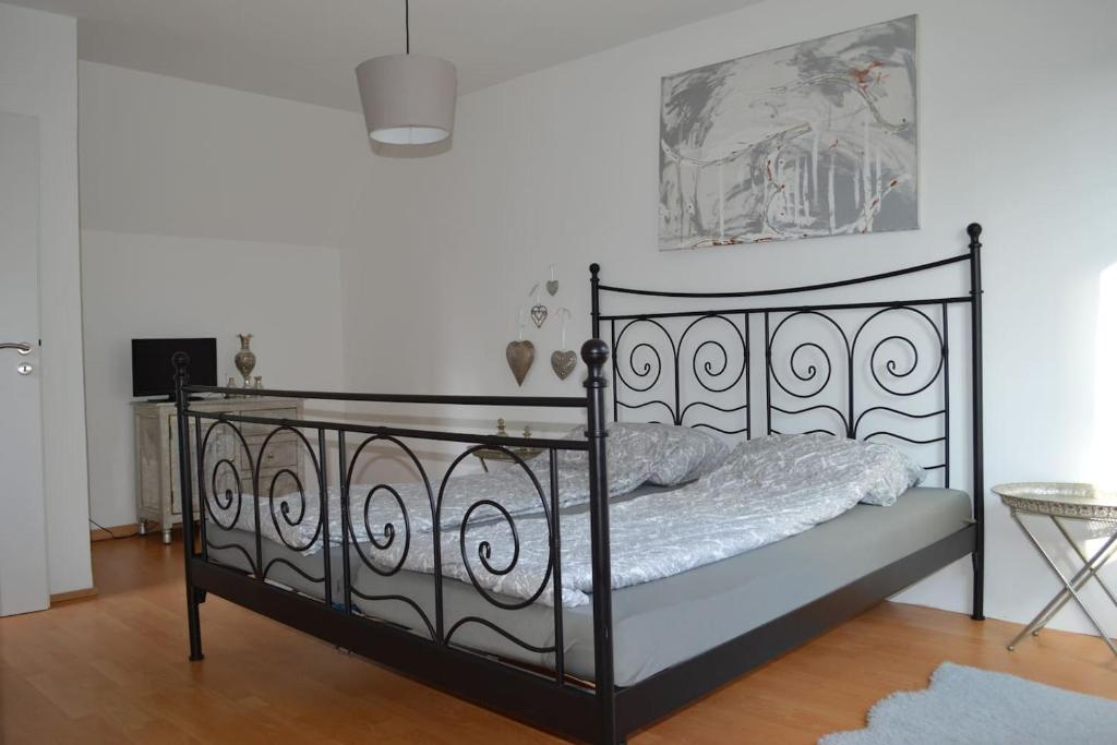 een slaapkamer met een bed met een metalen bedframe bij House of Grimm in Hamburg
