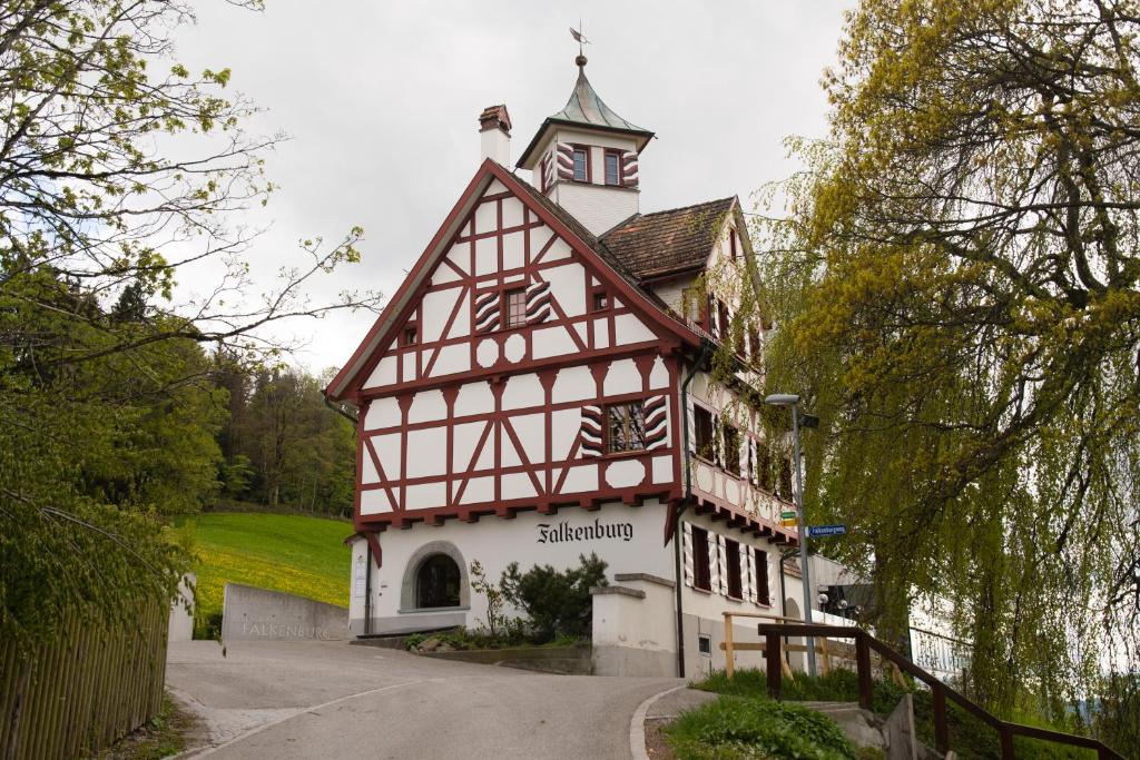 ein Gebäude mit einem Uhrturm darüber in der Unterkunft Hotel Restaurant Falkenburg in St. Gallen