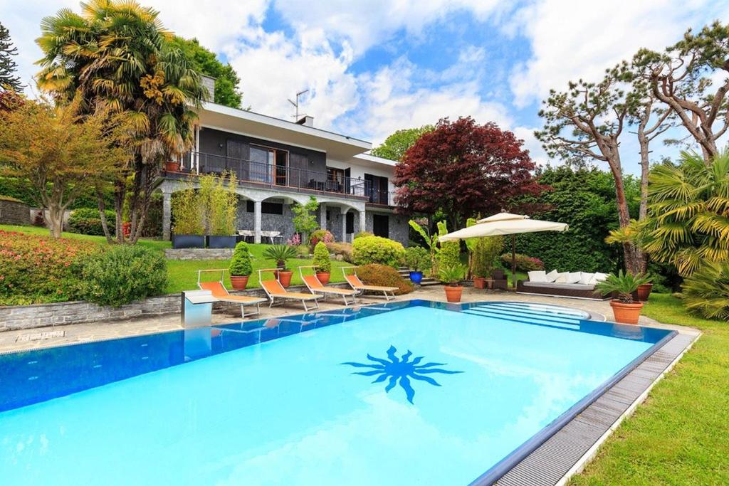 uma piscina em frente a uma casa em Villa Isabella em Nebbiuno