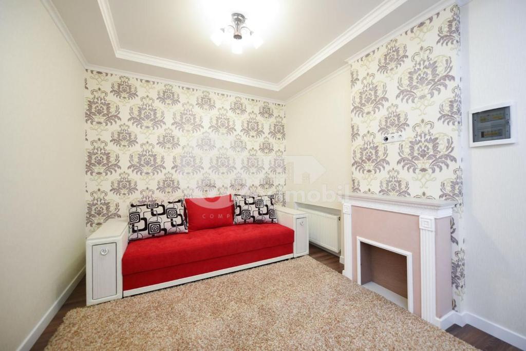 sala de estar con sofá rojo y chimenea en Alba-Iulia Vip Residence en Chisináu