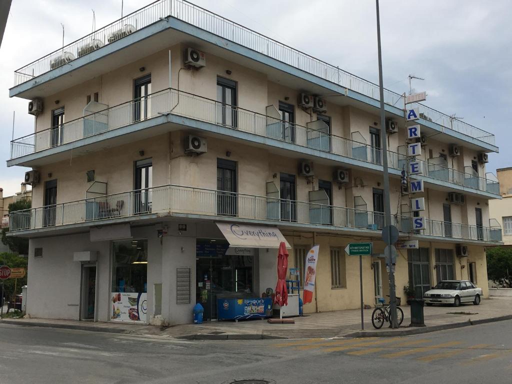 un edificio en la esquina de una calle en Artemis, en Nauplia