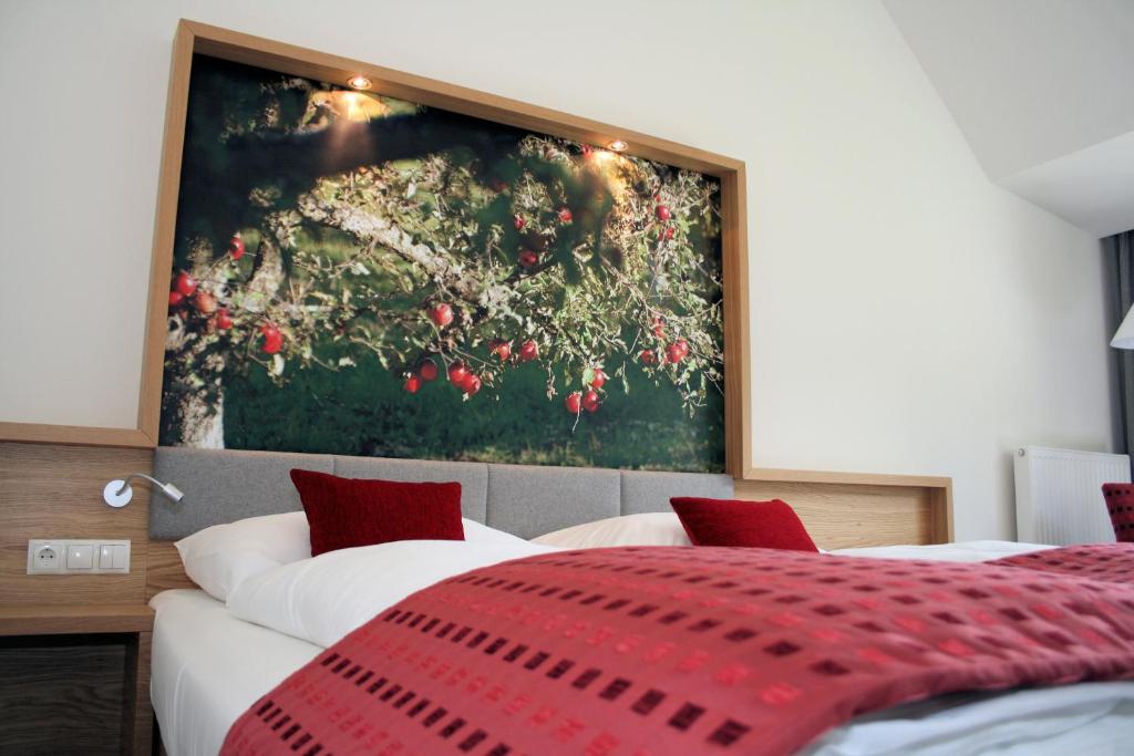 Postel nebo postele na pokoji v ubytování Hotel Staribacher Südsteiermark