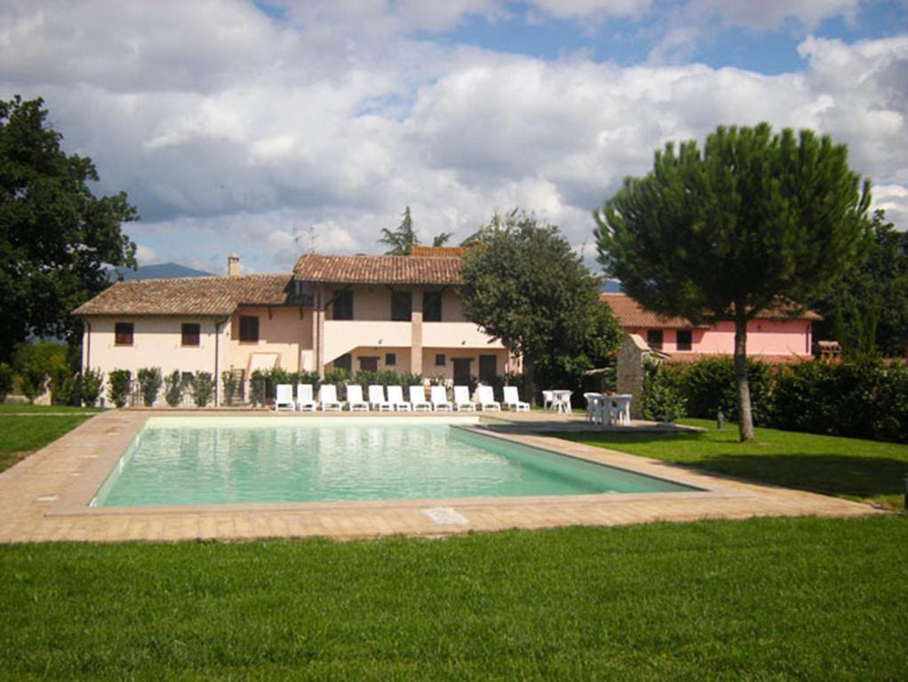 uma piscina em frente a uma casa em Casa Vacanze Nonna Vittoria em Spoleto