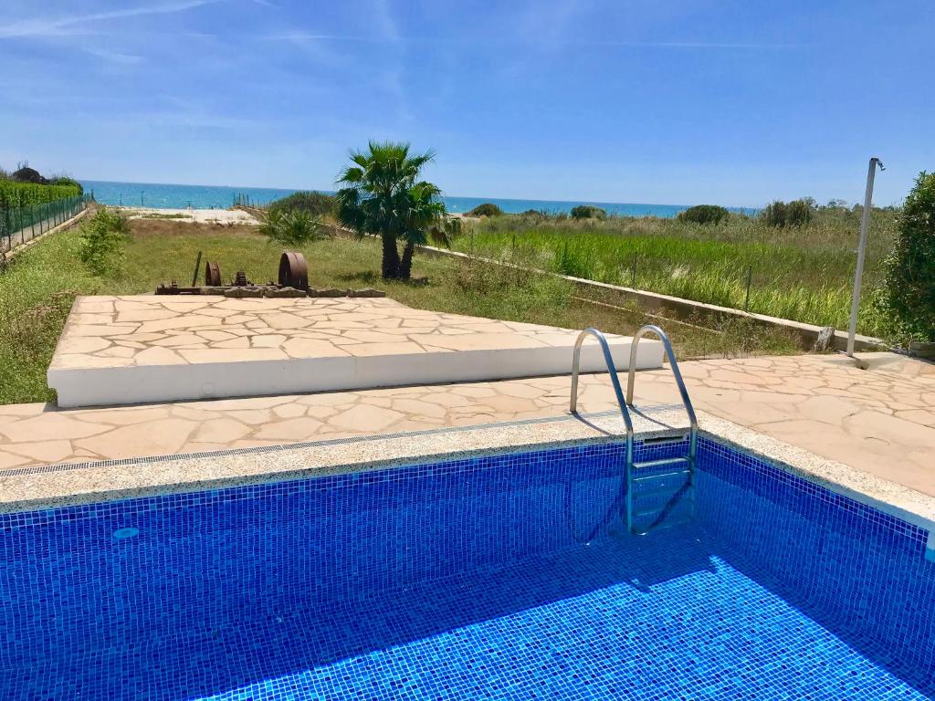 ムンロッチ・ダル・カムにあるMeddays Villa Aixermadesのビーチを望むスイミングプール