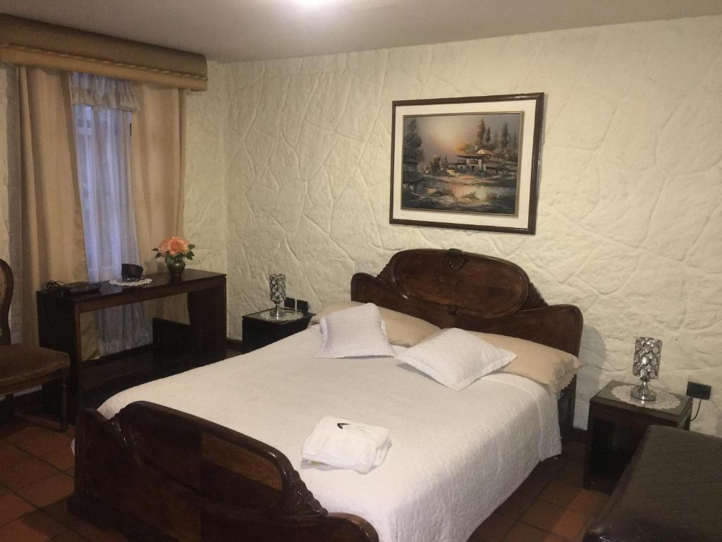 Postel nebo postele na pokoji v ubytování HOTEL Quito Antiguo