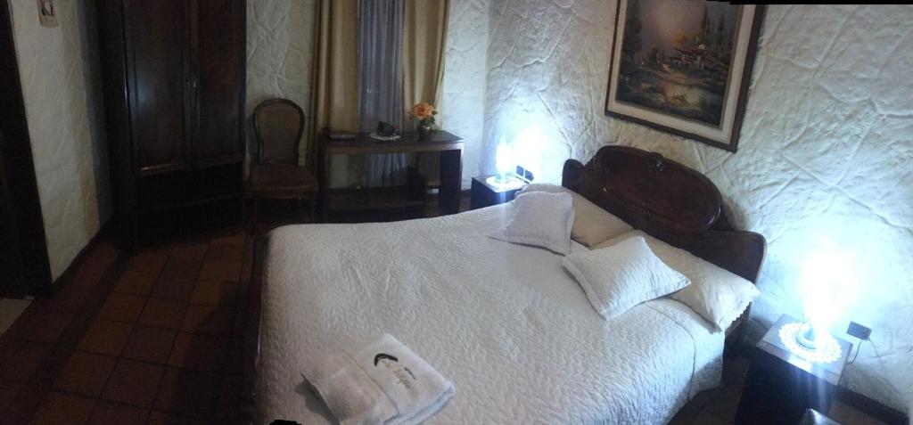 Postel nebo postele na pokoji v ubytování HOTEL Quito Antiguo