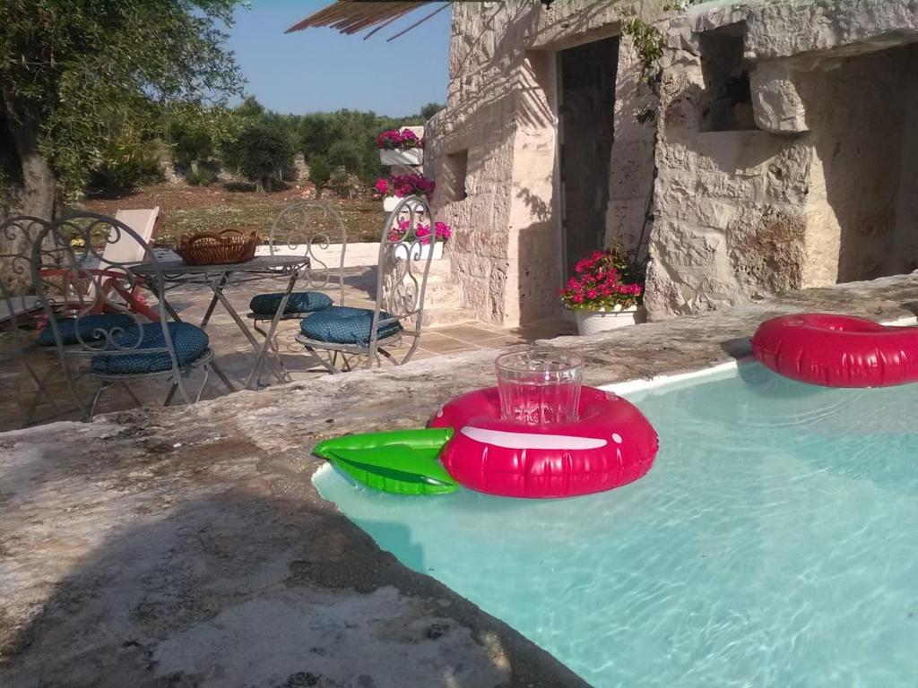 Bazén v ubytování Trulli da Lalli nebo v jeho okolí