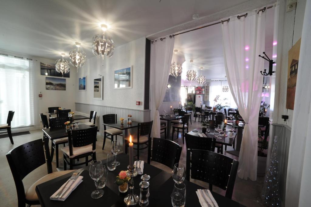 Restaurace v ubytování Hôtel Familial L'Ostréi
