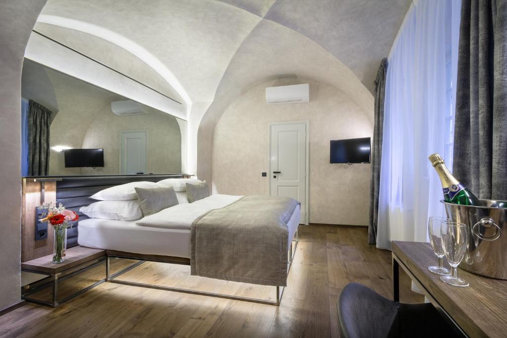 Postel nebo postele na pokoji v ubytování Hotel Waldstein