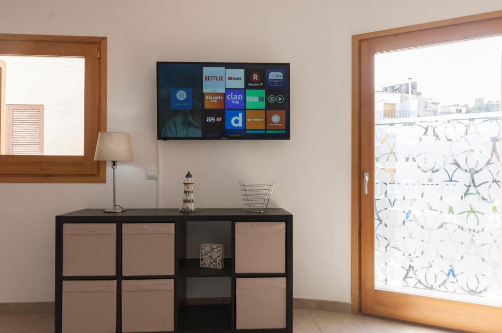 TV a/nebo společenská místnost v ubytování Lets Holidays Mediterranean apartment 3 minutes to the beach 3