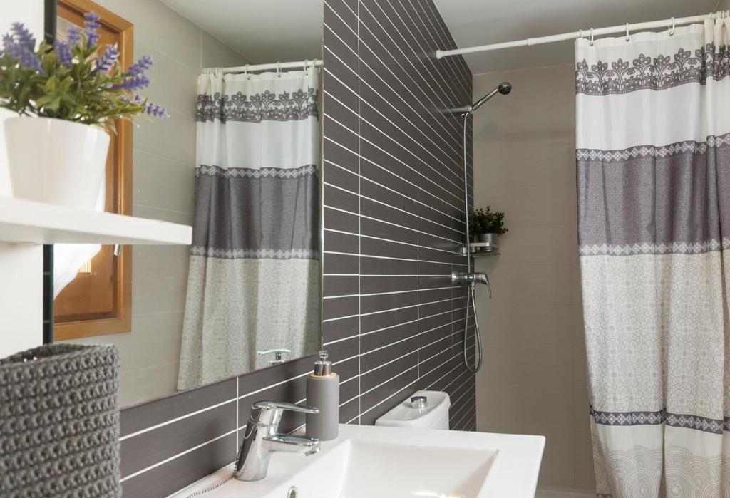 Koupelna v ubytování Lets Holidays Mediterranean apartment 3 minutes to the beach 3