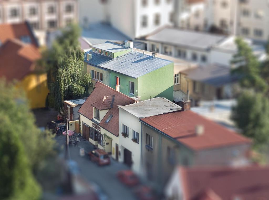 Un modèle de ville avec des maisons et une rue dans l'établissement Penzion U Vinotéky, à Nymburk