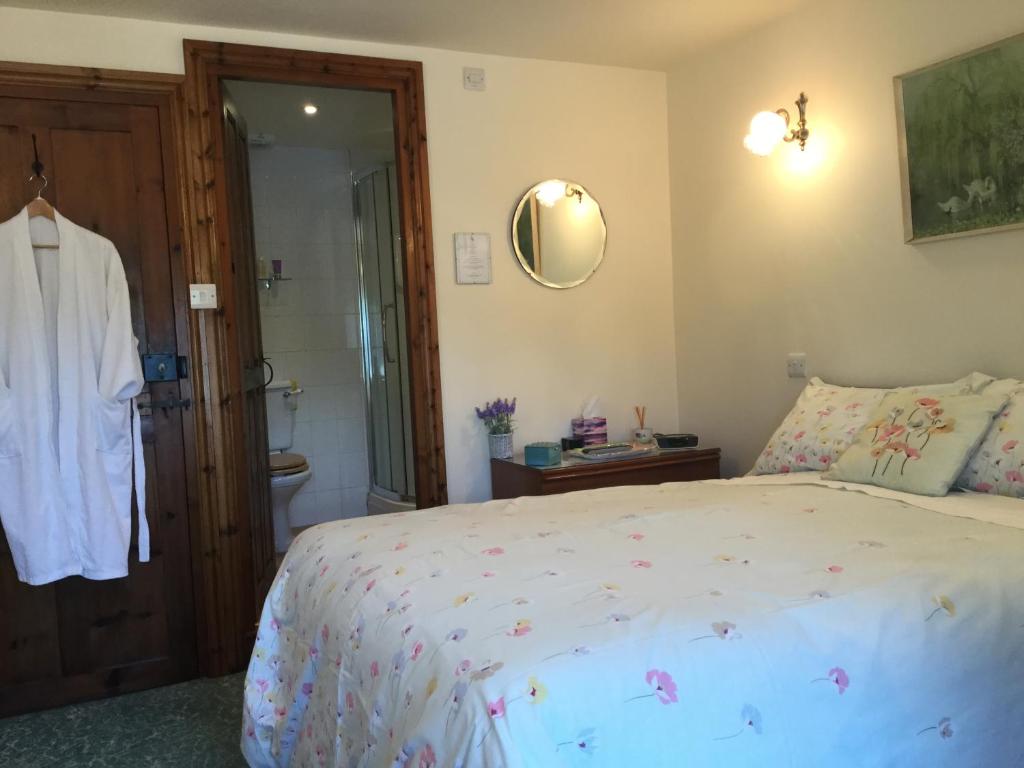 una camera da letto con un letto grande e un bagno di Li’le Hullets, 3 Seed Howe Cottages a Staveley