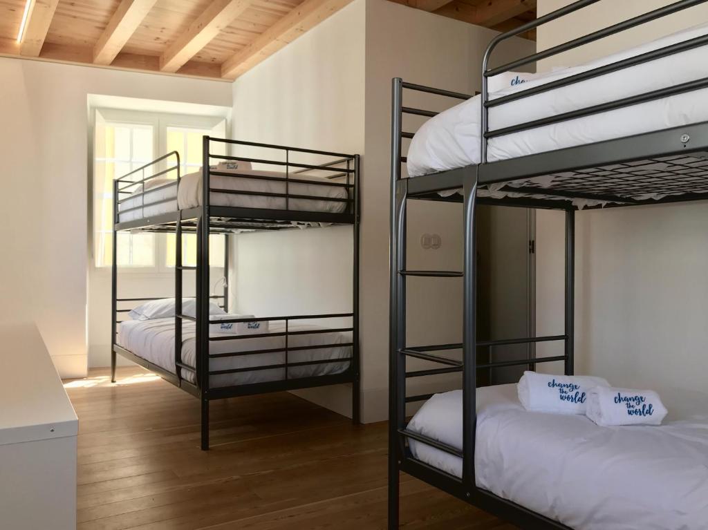 Våningssäng eller våningssängar i ett rum på Change The World Hostels - Coimbra - Almedina