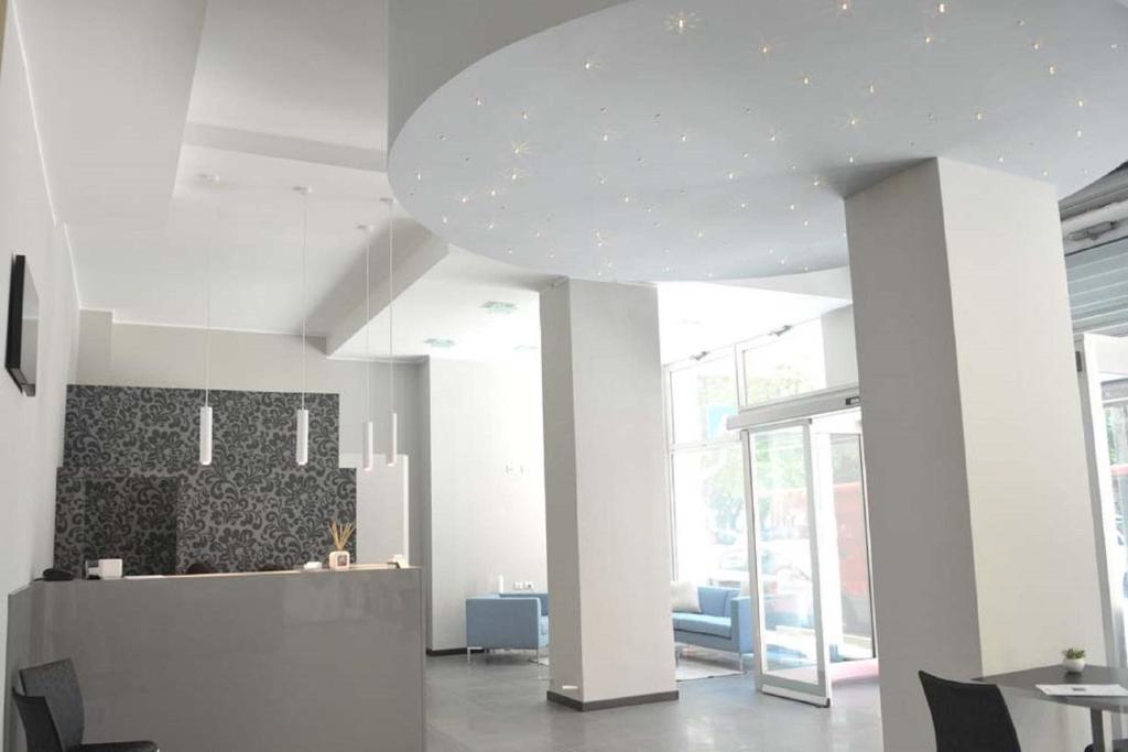 salon ze stołem i dużym sufitem w obiekcie HLL Hotel Lungolago Lecco-Como Lake w mieście Lecco