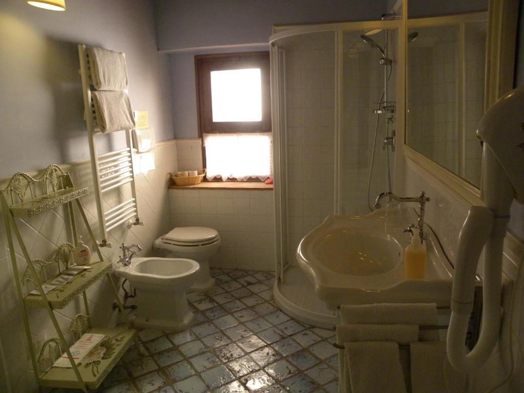 Łazienka w obiekcie Torraccia di Chiusi Agriturismo Relais