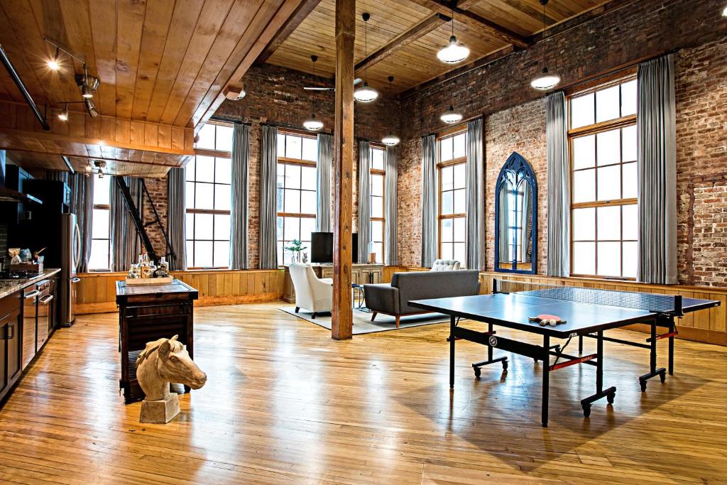 una grande stanza con un tavolo da ping pong di The Restoration Hotel a Charleston