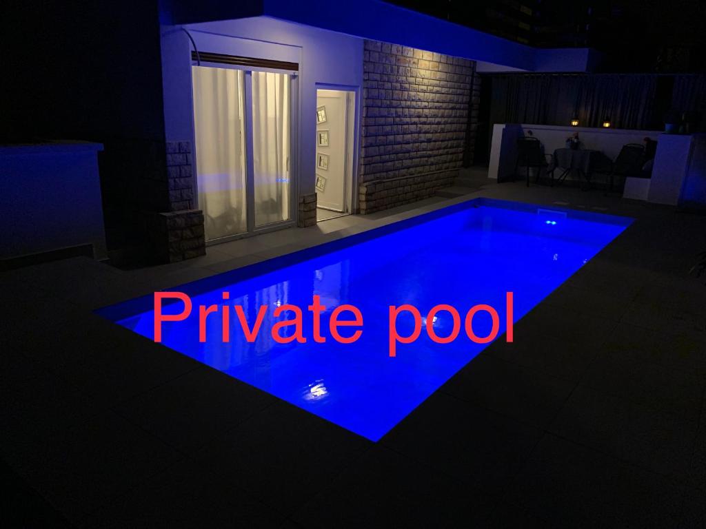 una casa con una piscina viola al buio di Studio Claudia a Opatija