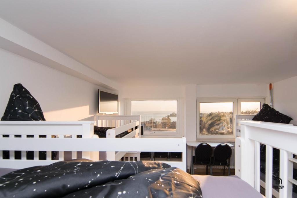 Postel nebo postele na pokoji v ubytování Skyhostel Friedrichshafen