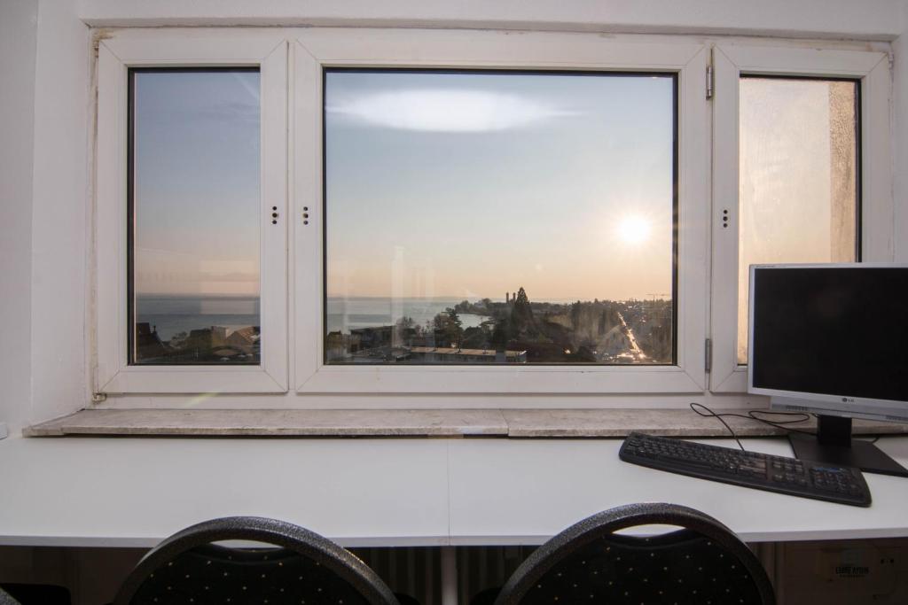 Východ nebo západ slunce při pohledu z hostelu nebo okolí