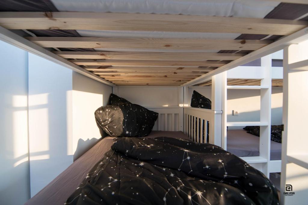 Postel nebo postele na pokoji v ubytování Skyhostel Friedrichshafen