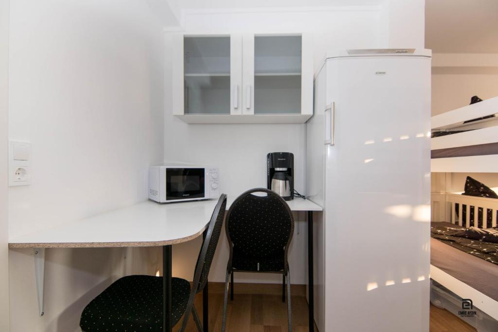 Kuchyň nebo kuchyňský kout v ubytování Skyhostel Friedrichshafen