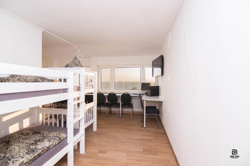 Postel nebo postele na pokoji v ubytování Skyhostel Friedrichshafen