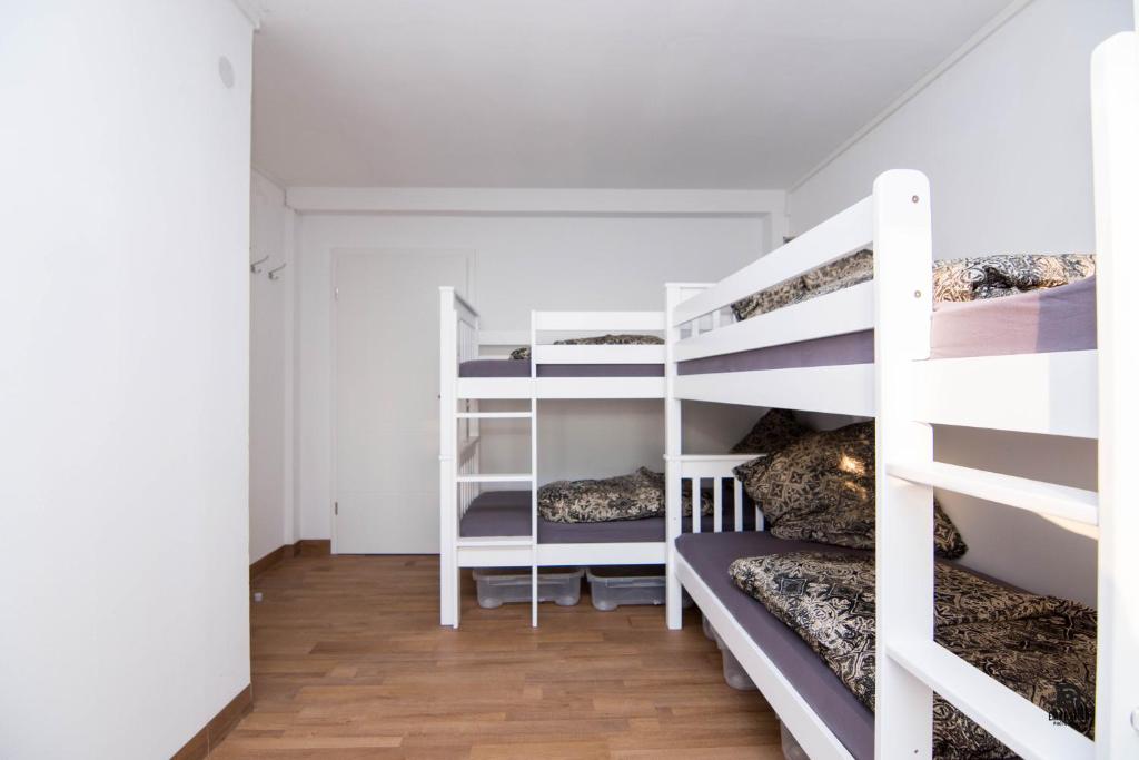 Palanda nebo palandy na pokoji v ubytování Skyhostel Friedrichshafen