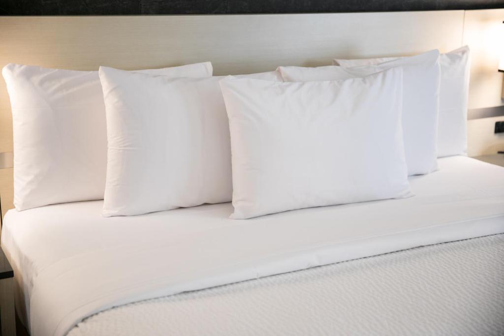 Postel nebo postele na pokoji v ubytování Days Inn & Suites by Wyndham Edmonton Airport