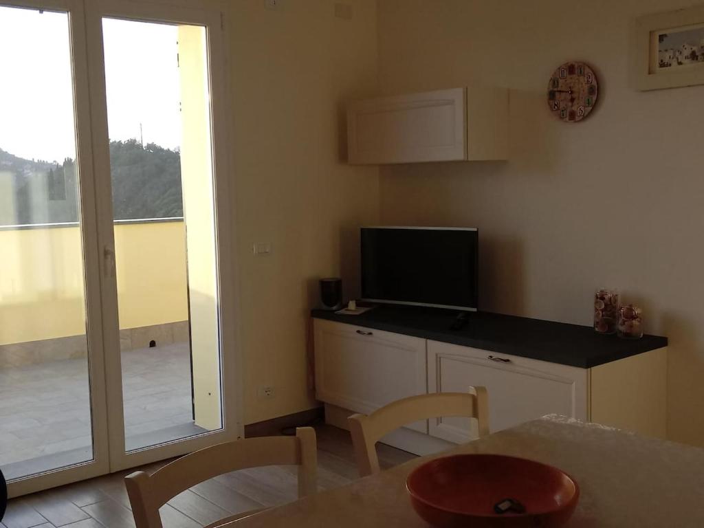 Televízia a/alebo spoločenská miestnosť v ubytovaní Appartamento Leccino con piscina - Riva Trigoso