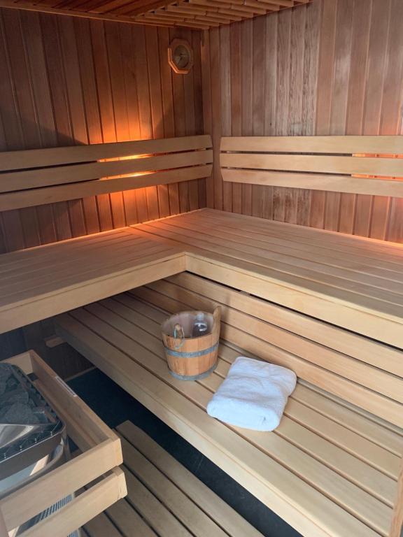een sauna met een emmer en een handdoek erin bij Luxe appartement met sauna in Drachten