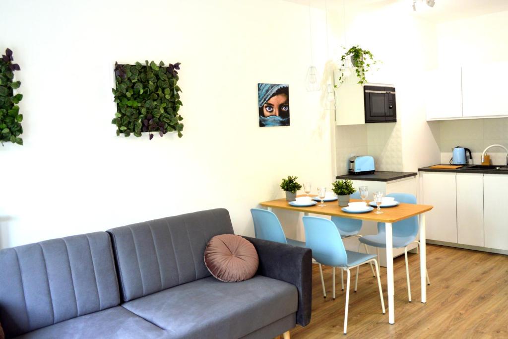 un salon avec un canapé et une table dans l'établissement Apartamenty Polanica Zdrój, à Polanica-Zdrój