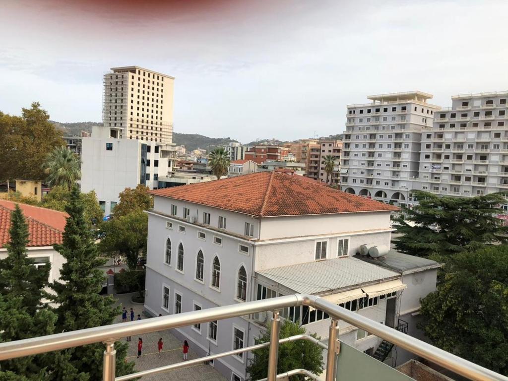 einen Balkon mit Stadtblick in der Unterkunft Center Apartment in Vlorë