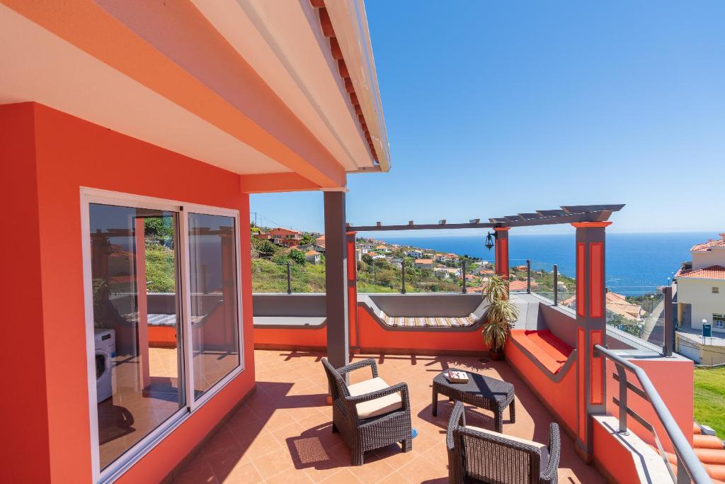 balcón con vistas al océano en Apartment Laranjeiras en Calheta