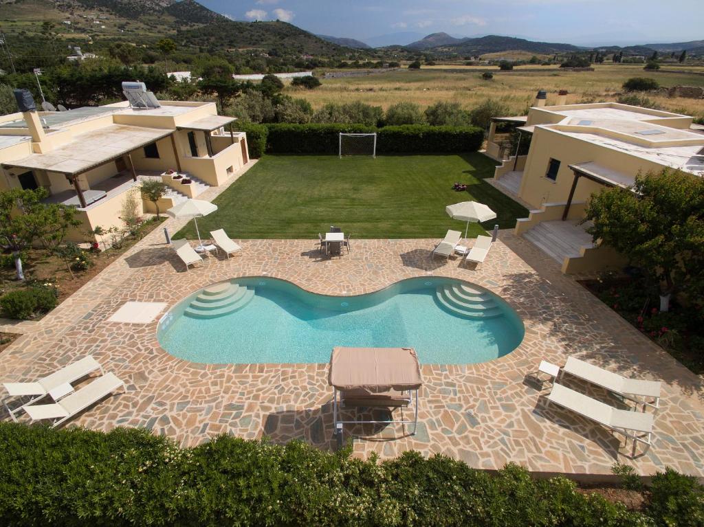 een uitzicht op een zwembad in de achtertuin bij Naxos Cottage in Káto Sangríon
