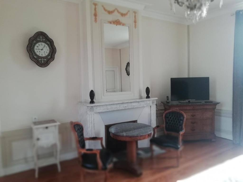 TV a/nebo společenská místnost v ubytování Domaine de Bayeux