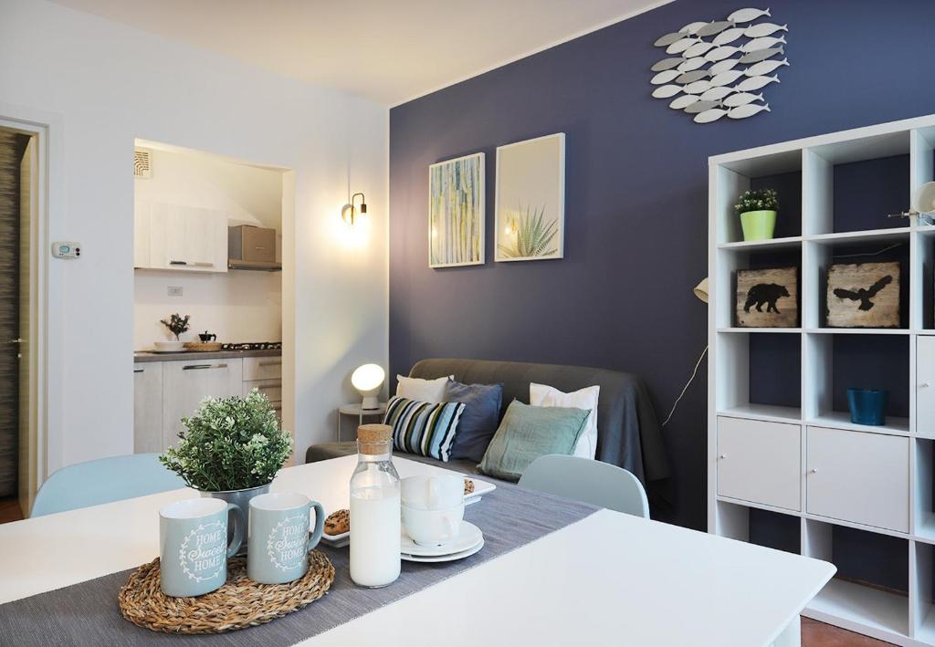 een woonkamer met een tafel en een bank bij Yourbanflat Appiani in Padua