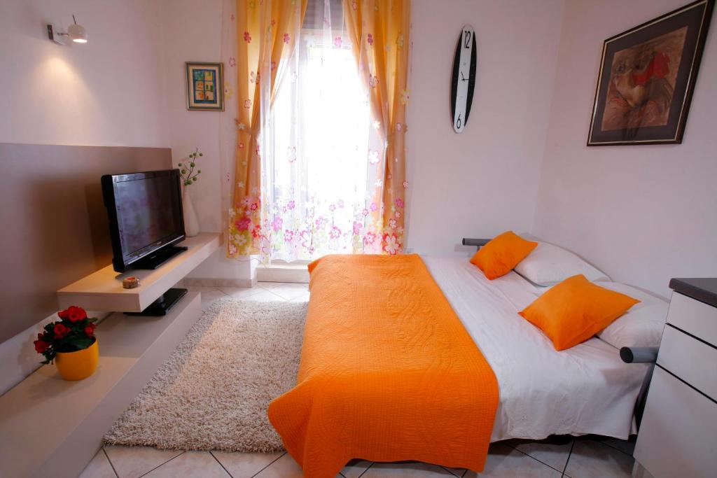 Televízia a/alebo spoločenská miestnosť v ubytovaní Lovely apartments Marmont with balconies in the heart of Split