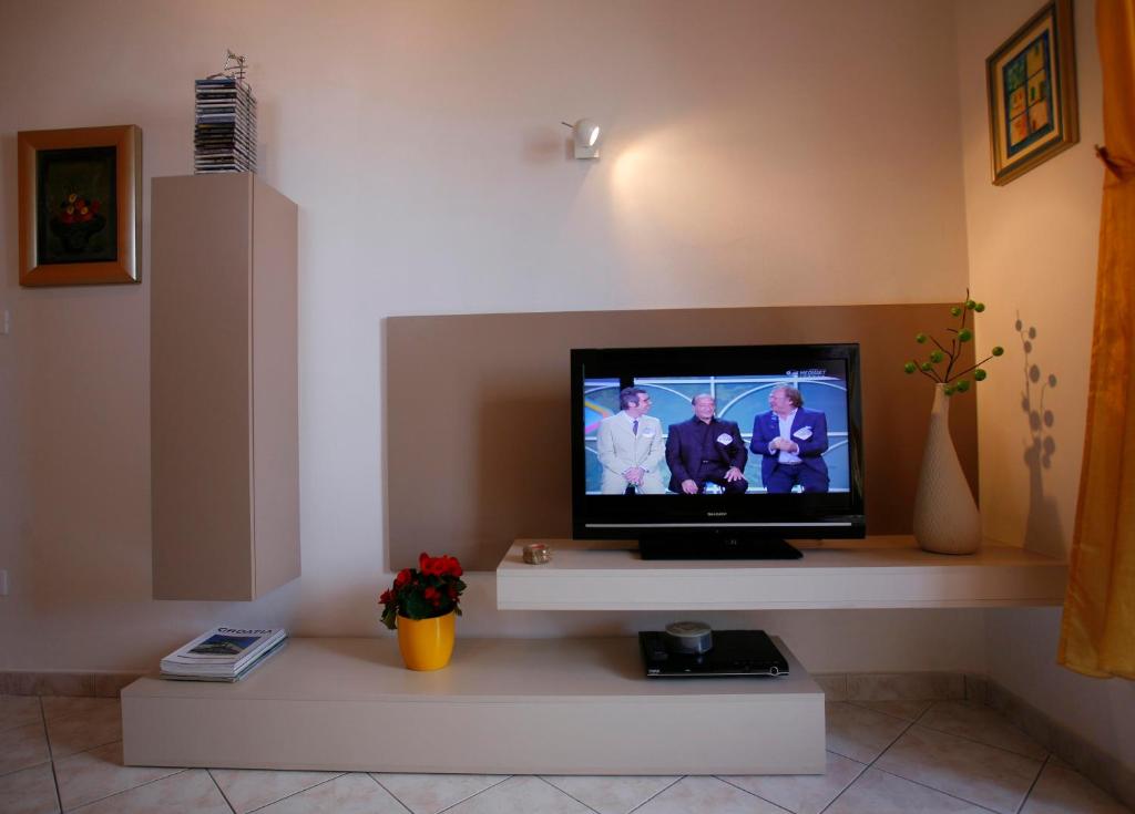 Televízia a/alebo spoločenská miestnosť v ubytovaní Lovely apartments Marmont with balconies in the heart of Split