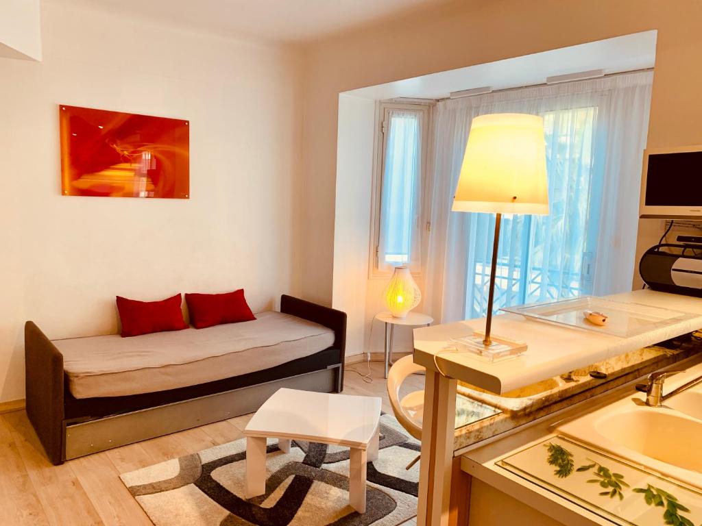 een woonkamer met een bank en een tafel bij Los Angeles in Cannes