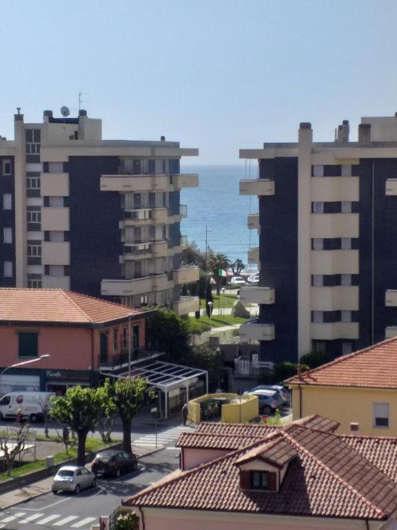a view of a city with buildings and the ocean at Via dei Mille 1, centrale e vista mare in Marina di Andora