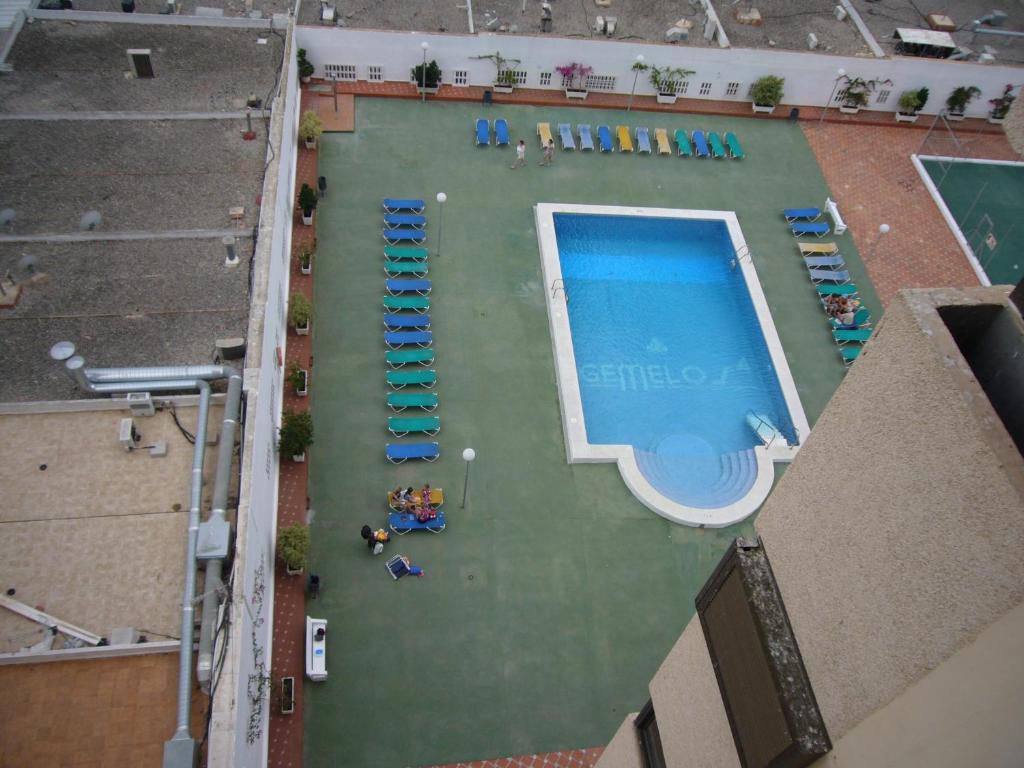an overhead view of a large swimming pool at Apartamentos Gemelos IV - Fincas Arena in Benidorm