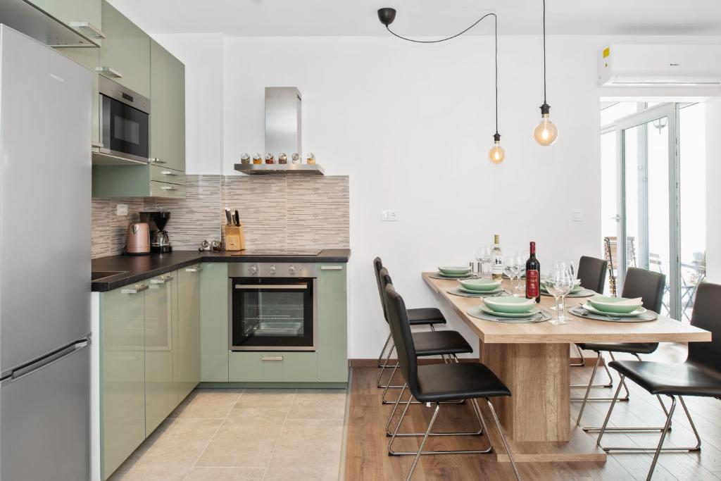 Kuchyňa alebo kuchynka v ubytovaní Comfortable 3-Bedroom Apartment with Balcony and Fast Wi-Fi - 10 Minutes from Old Town