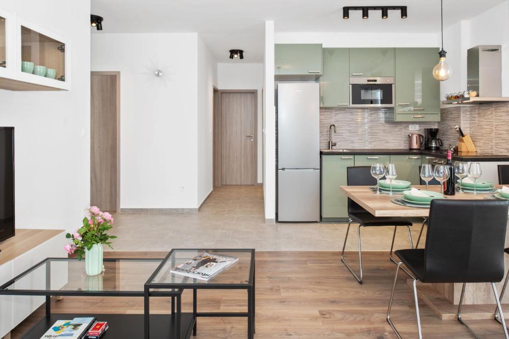 Kuchyňa alebo kuchynka v ubytovaní Comfortable 3-Bedroom Apartment with Balcony and Fast Wi-Fi - 10 Minutes from Old Town