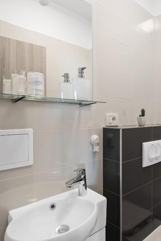 Kúpeľňa v ubytovaní Comfortable 3-Bedroom Apartment with Balcony and Fast Wi-Fi - 10 Minutes from Old Town