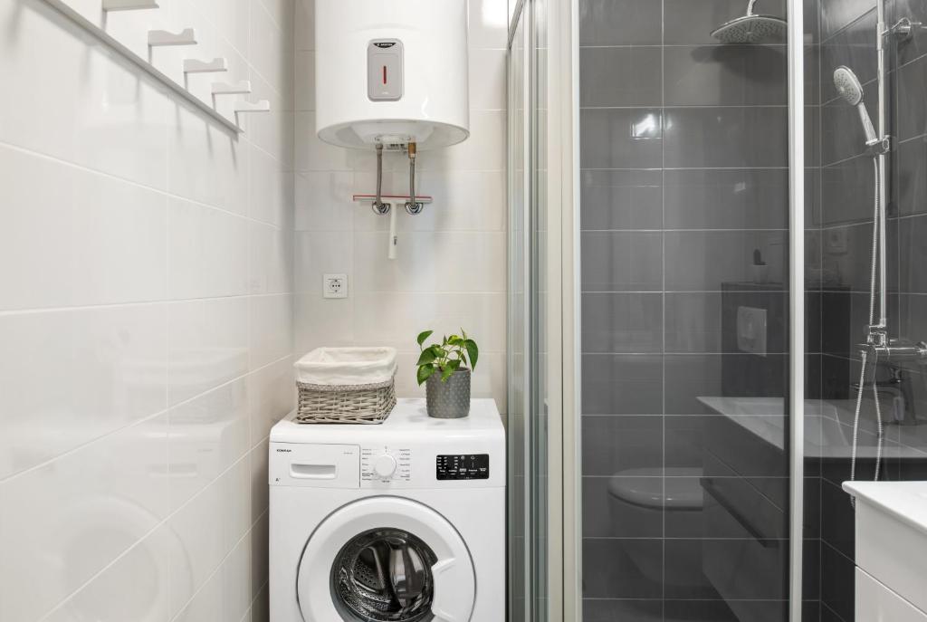 Kúpeľňa v ubytovaní Comfortable 3-Bedroom Apartment with Balcony and Fast Wi-Fi - 10 Minutes from Old Town