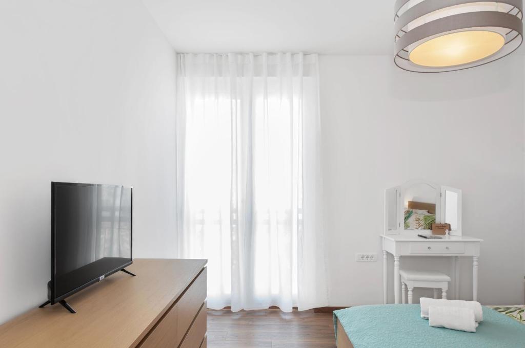 Televízia a/alebo spoločenská miestnosť v ubytovaní Comfortable 3-Bedroom Apartment with Balcony and Fast Wi-Fi - 10 Minutes from Old Town