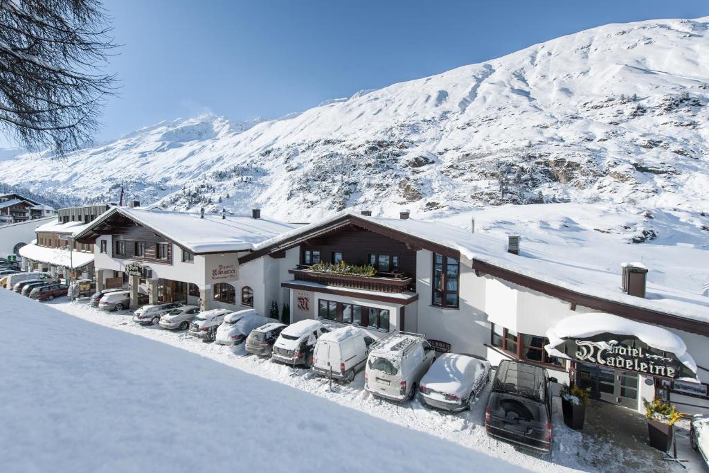 Nespecifikovaný výhled na hory nebo výhled na hory při pohledu z hotelu