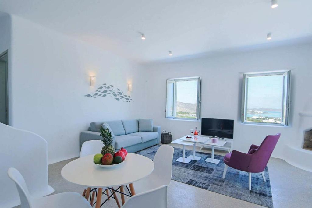 Televízia a/alebo spoločenská miestnosť v ubytovaní Angels Estate Precious Villas