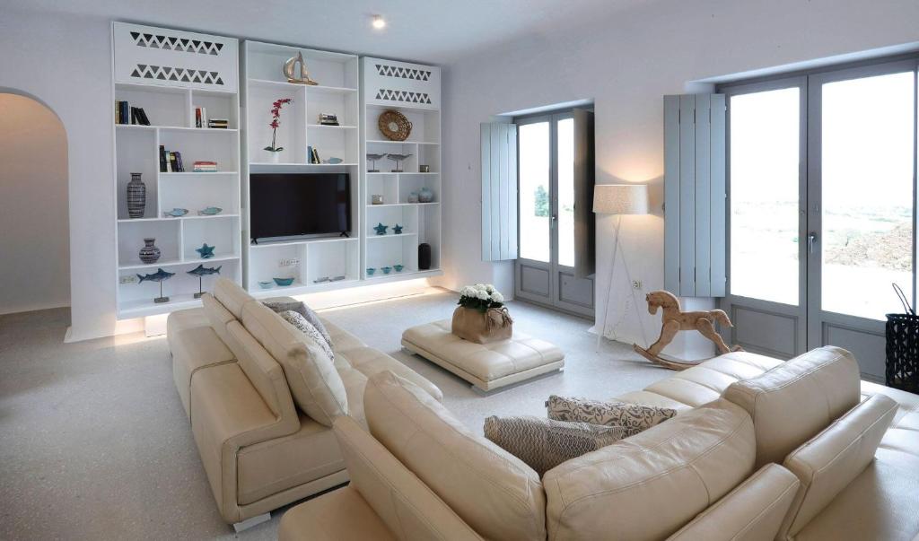 Televízia a/alebo spoločenská miestnosť v ubytovaní Angels Estate Precious Villas